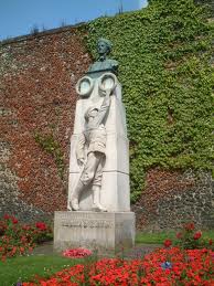 Edith Cavell statue outside Norwich Cathedral